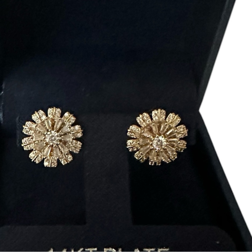 Earrings Elegant Flower Earrings - Picture 3 of 4